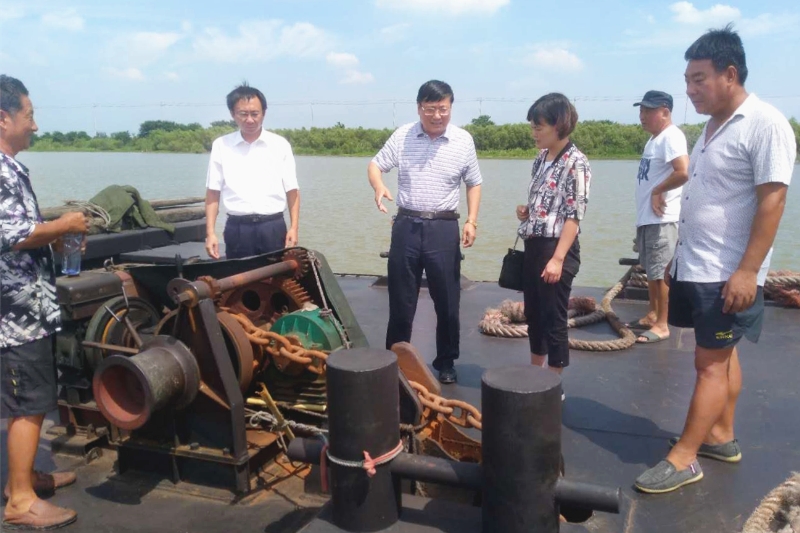 公司黨委委員、總經(jīng)理馬剛率隊深入船隊為船員“送清涼”